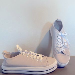 Size 6/7 Light grey shoes.